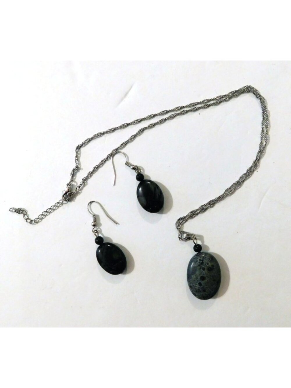 Black Stone Necklace and Fishhook Pierced Earrings 20" Twist Silver Tone Chain - Picture 2 of 11
